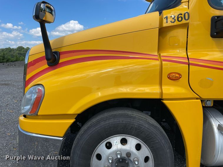 image for item DL3858 2016 Freightliner Cascadia 125  semi truck