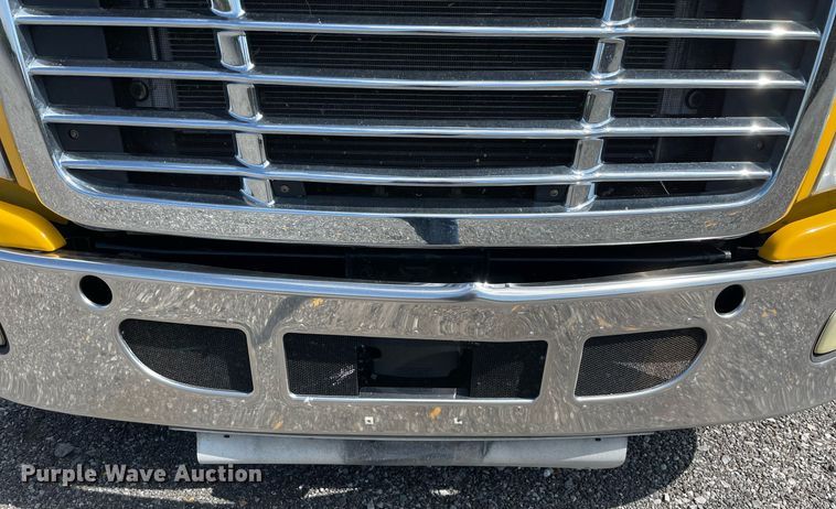 image for item DL3858 2016 Freightliner Cascadia 125  semi truck