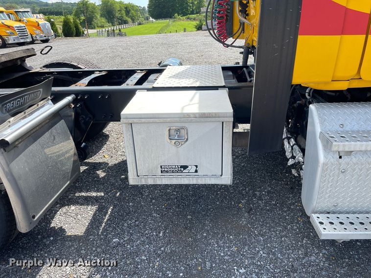 image for item DL3858 2016 Freightliner Cascadia 125  semi truck