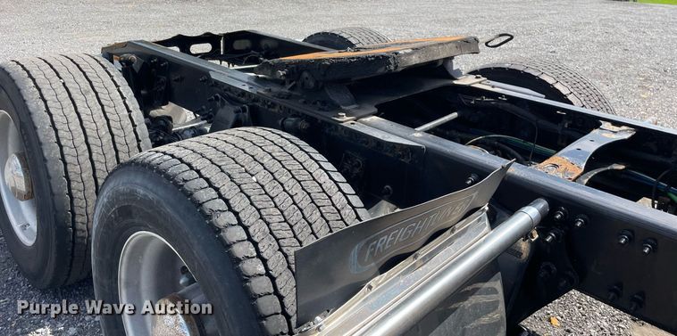 image for item DL3858 2016 Freightliner Cascadia 125  semi truck