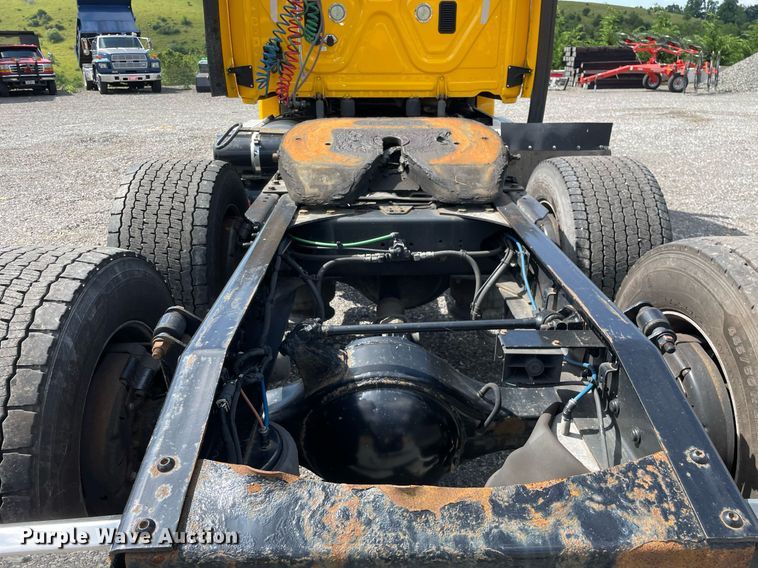 image for item DL3858 2016 Freightliner Cascadia 125  semi truck