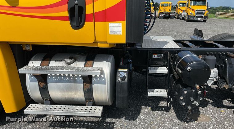 image for item DL3858 2016 Freightliner Cascadia 125  semi truck