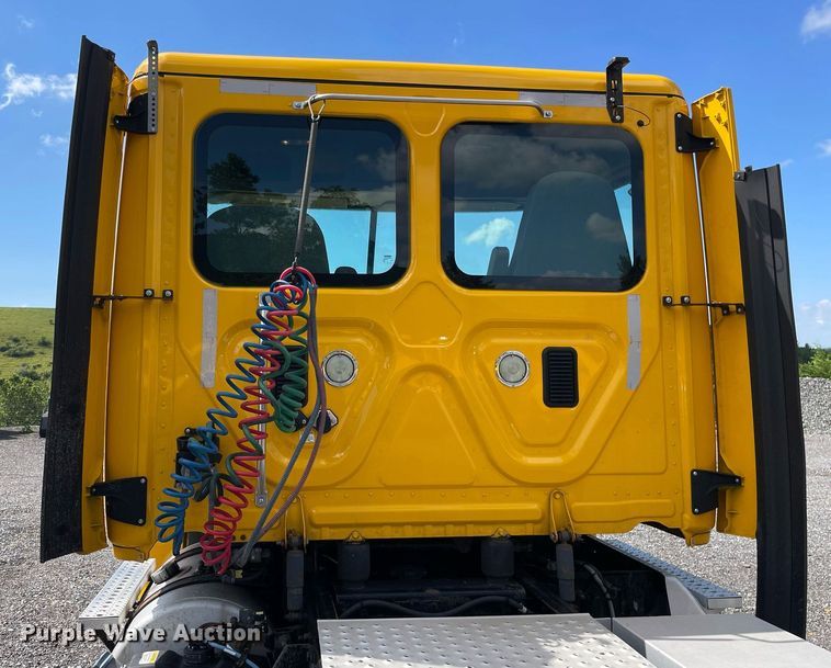 image for item DL3858 2016 Freightliner Cascadia 125  semi truck