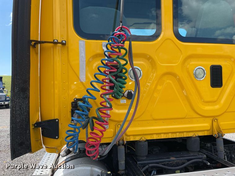 image for item DL3858 2016 Freightliner Cascadia 125  semi truck