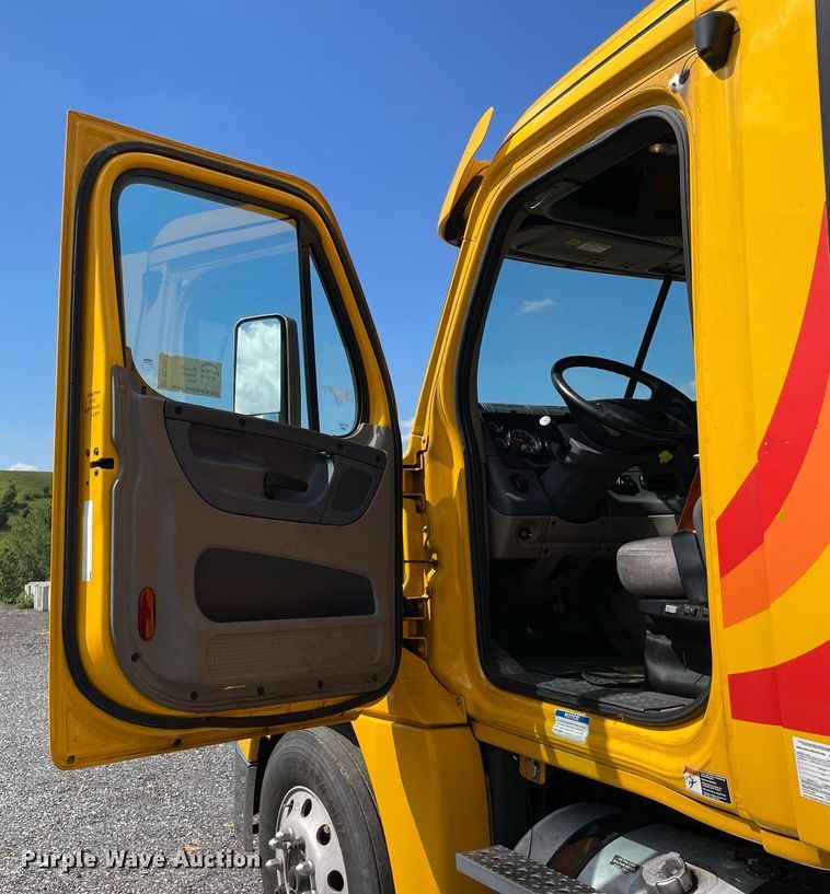 image for item DL3858 2016 Freightliner Cascadia 125  semi truck