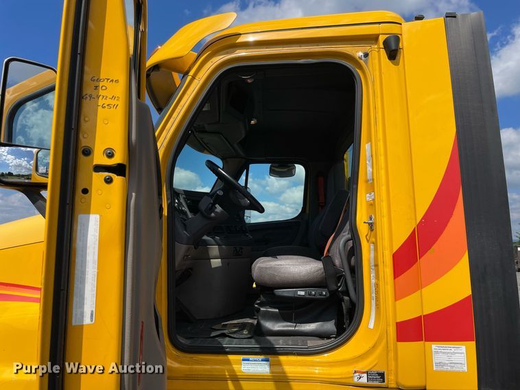 image for item DL3858 2016 Freightliner Cascadia 125  semi truck