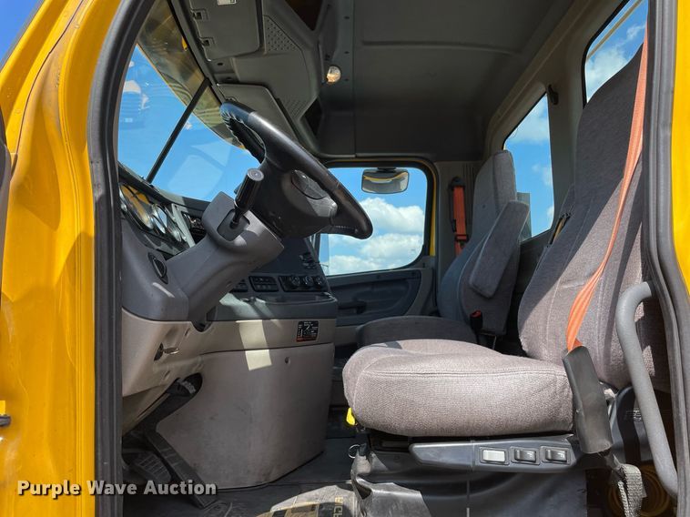 image for item DL3858 2016 Freightliner Cascadia 125  semi truck