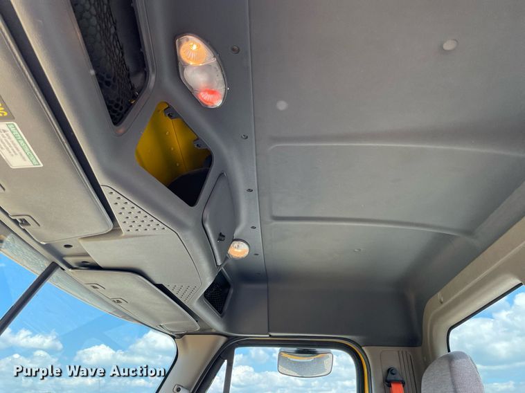 image for item DL3858 2016 Freightliner Cascadia 125  semi truck