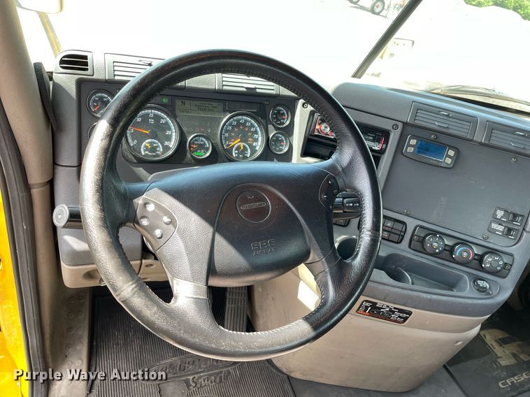 image for item DL3858 2016 Freightliner Cascadia 125  semi truck