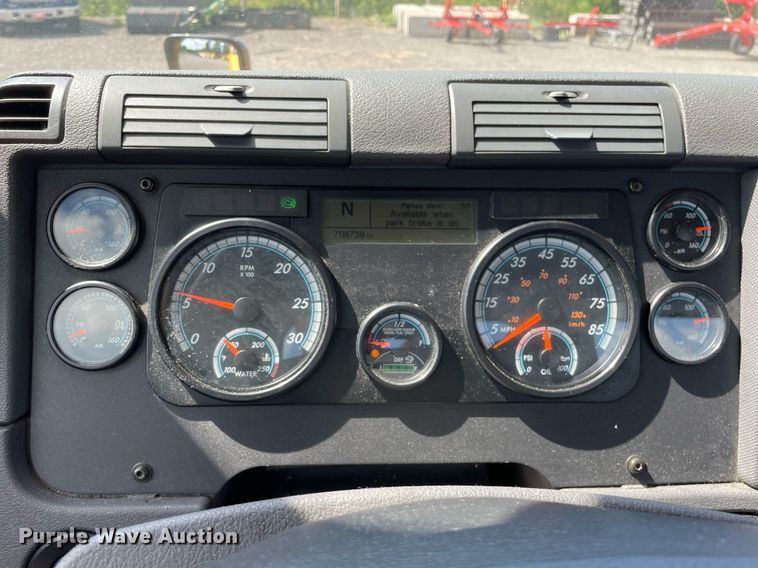 image for item DL3858 2016 Freightliner Cascadia 125  semi truck