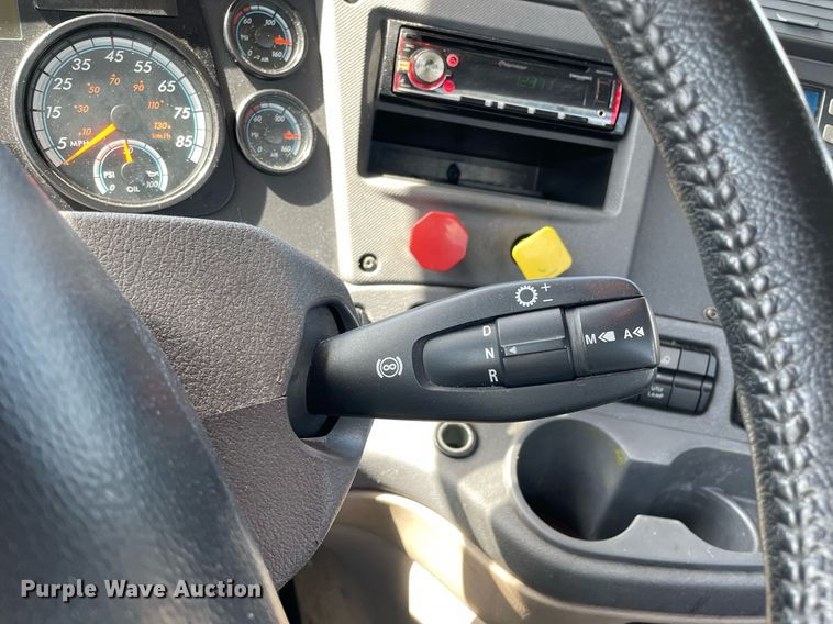 image for item DL3858 2016 Freightliner Cascadia 125  semi truck