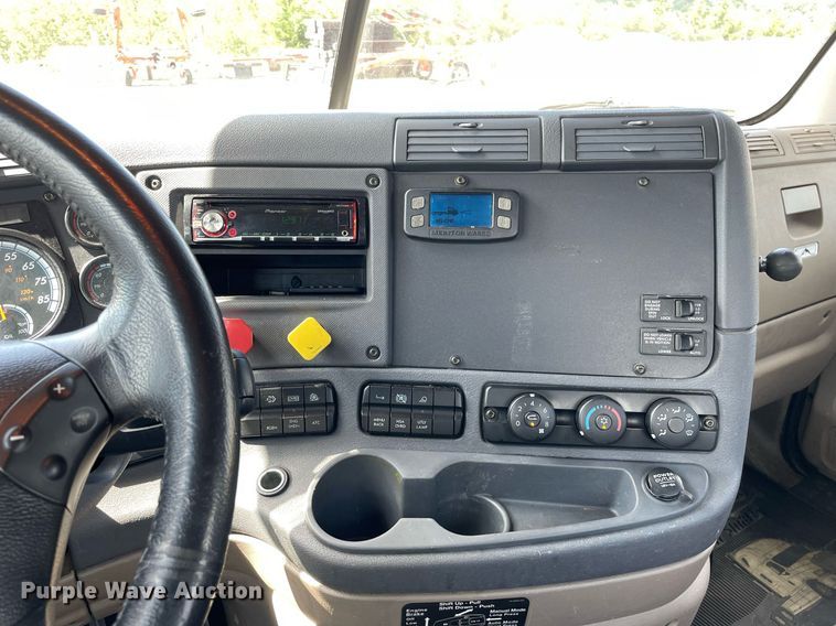 image for item DL3858 2016 Freightliner Cascadia 125  semi truck