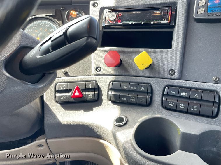 image for item DL3858 2016 Freightliner Cascadia 125  semi truck