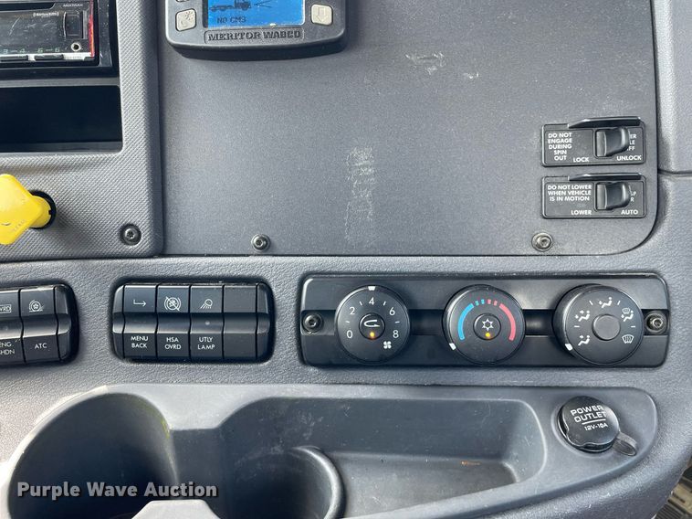 image for item DL3858 2016 Freightliner Cascadia 125  semi truck