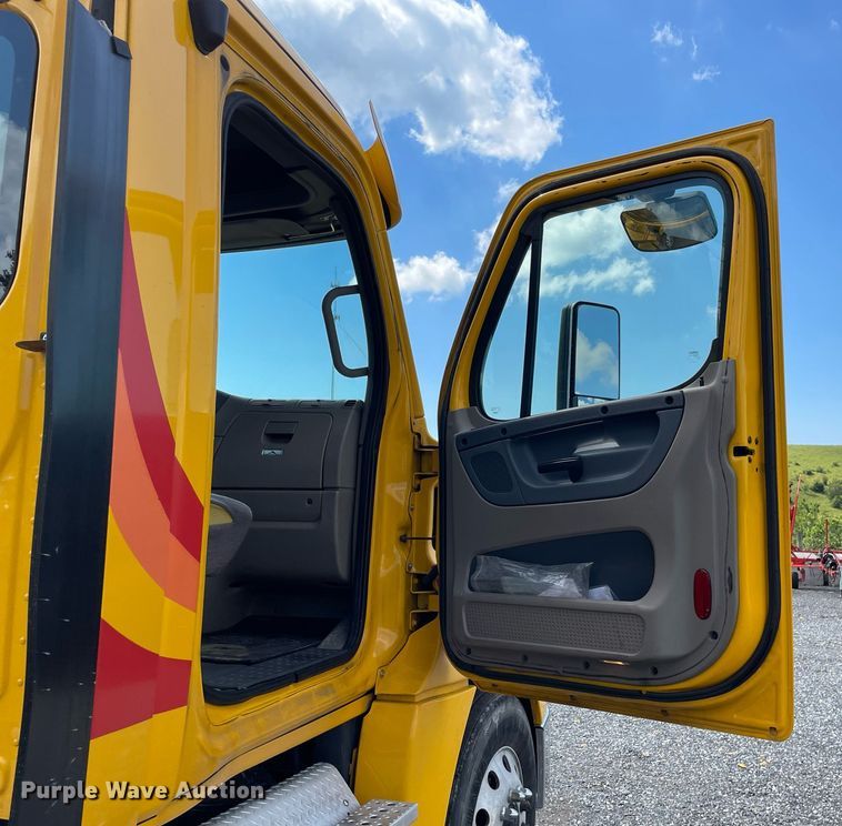 image for item DL3858 2016 Freightliner Cascadia 125  semi truck