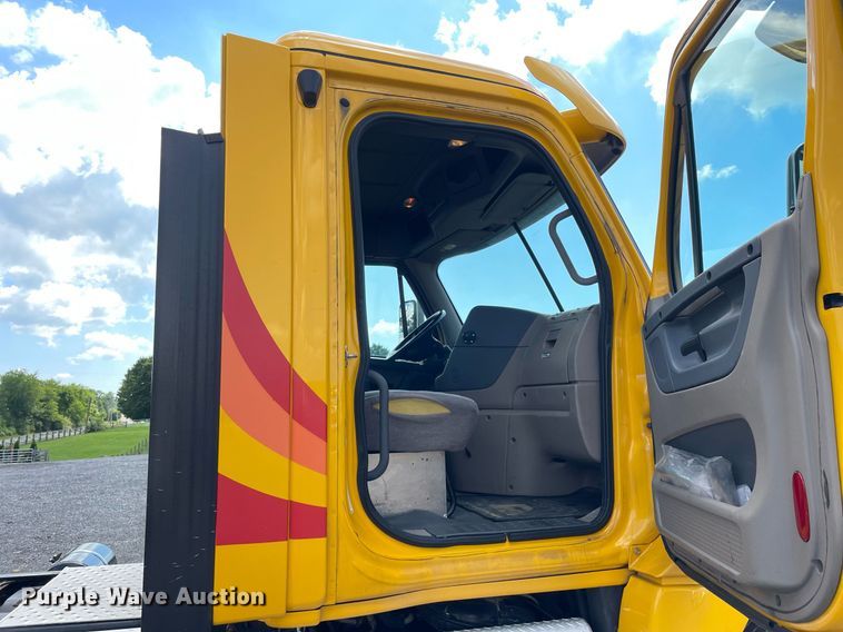 image for item DL3858 2016 Freightliner Cascadia 125  semi truck