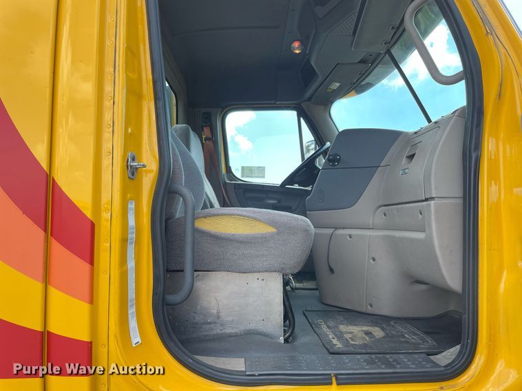 image for item DL3858 2016 Freightliner Cascadia 125  semi truck