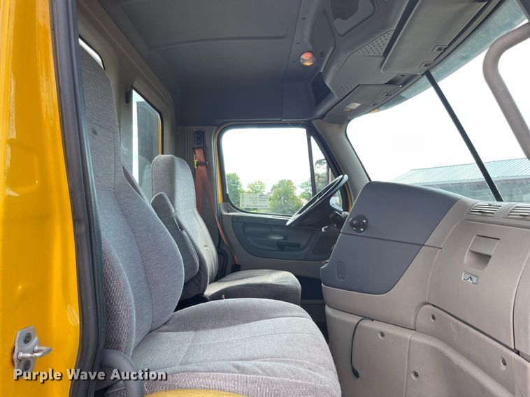 image for item DL3858 2016 Freightliner Cascadia 125  semi truck