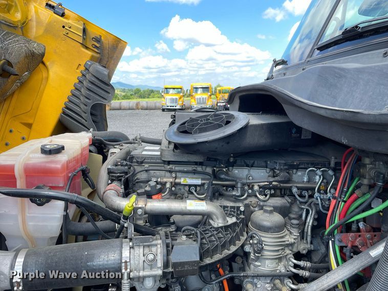 image for item DL3858 2016 Freightliner Cascadia 125  semi truck