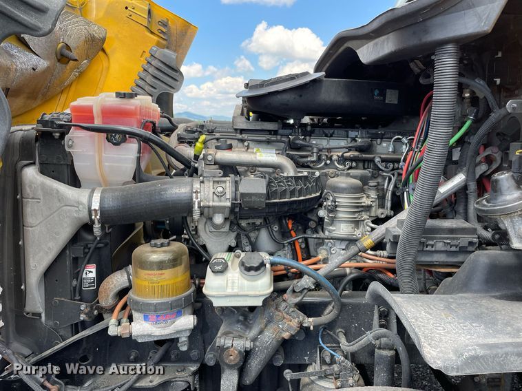 image for item DL3858 2016 Freightliner Cascadia 125  semi truck