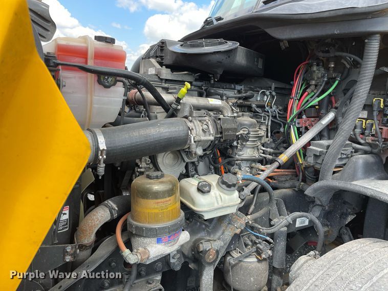 image for item DL3858 2016 Freightliner Cascadia 125  semi truck