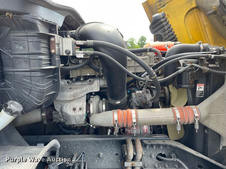 image for item DL3858 2016 Freightliner Cascadia 125  semi truck