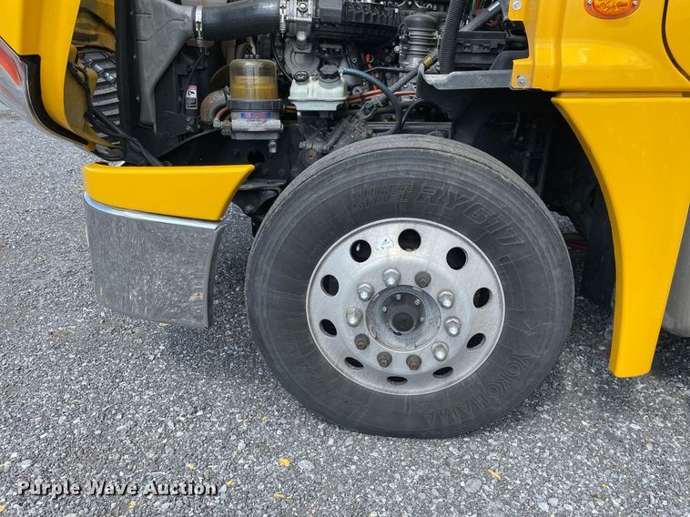 image for item DL3858 2016 Freightliner Cascadia 125  semi truck