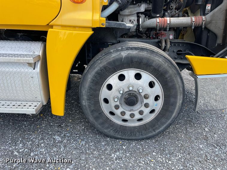 image for item DL3858 2016 Freightliner Cascadia 125  semi truck