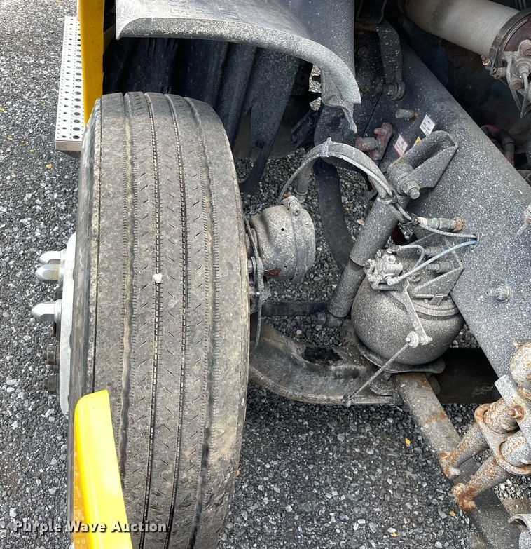 image for item DL3858 2016 Freightliner Cascadia 125  semi truck