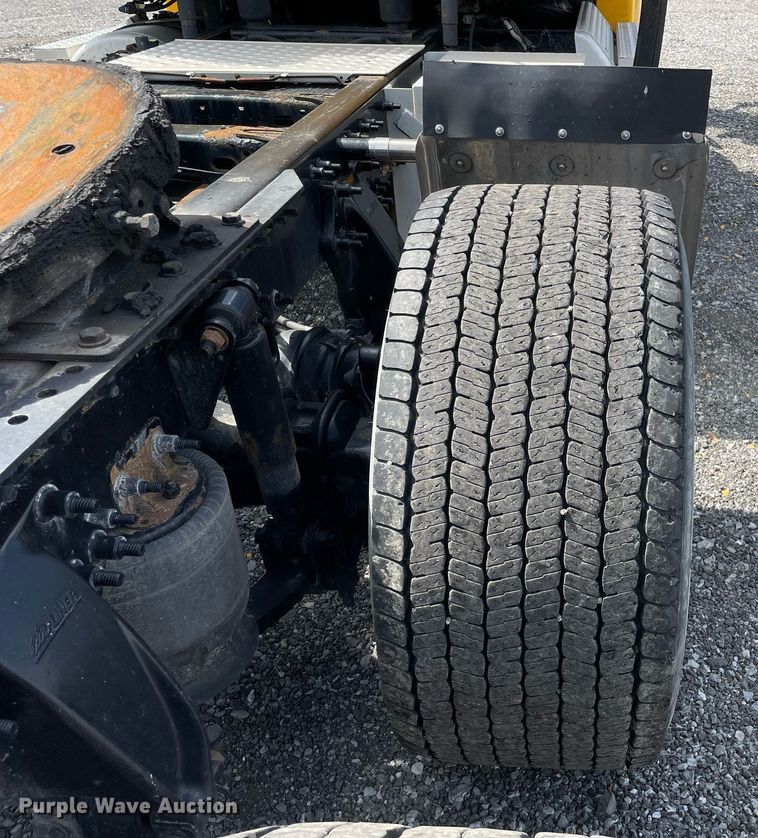 image for item DL3858 2016 Freightliner Cascadia 125  semi truck