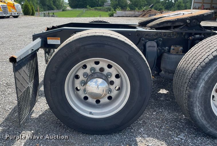 image for item DL3858 2016 Freightliner Cascadia 125  semi truck