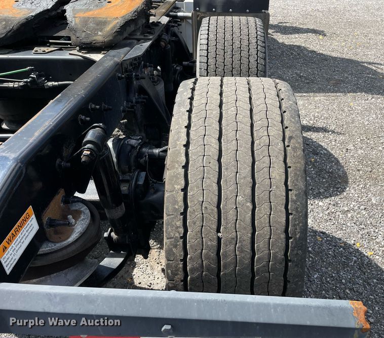 image for item DL3858 2016 Freightliner Cascadia 125  semi truck