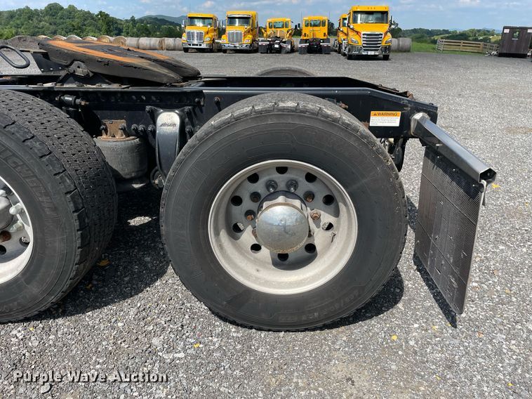 image for item DL3858 2016 Freightliner Cascadia 125  semi truck