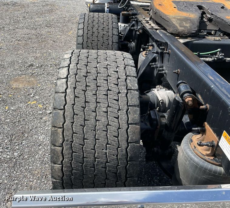 image for item DL3858 2016 Freightliner Cascadia 125  semi truck