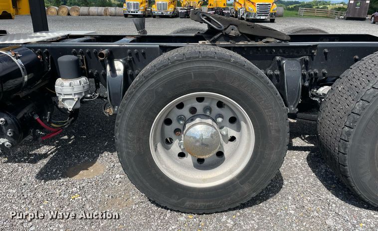 image for item DL3858 2016 Freightliner Cascadia 125  semi truck