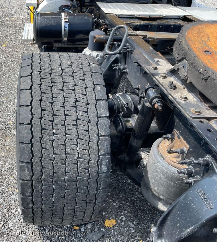 image for item DL3858 2016 Freightliner Cascadia 125  semi truck