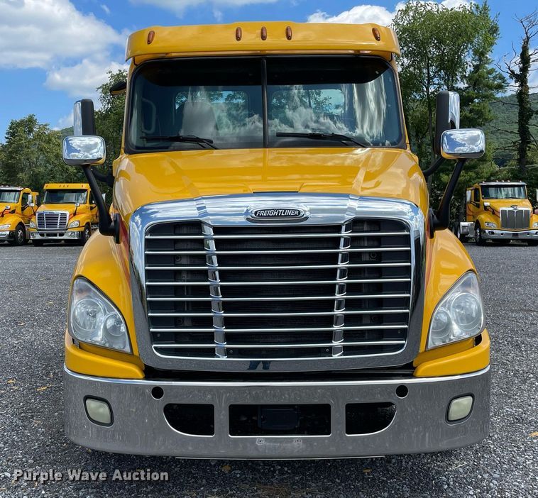 image for item DL3859 2016 Freightliner Cascadia 125  semi truck