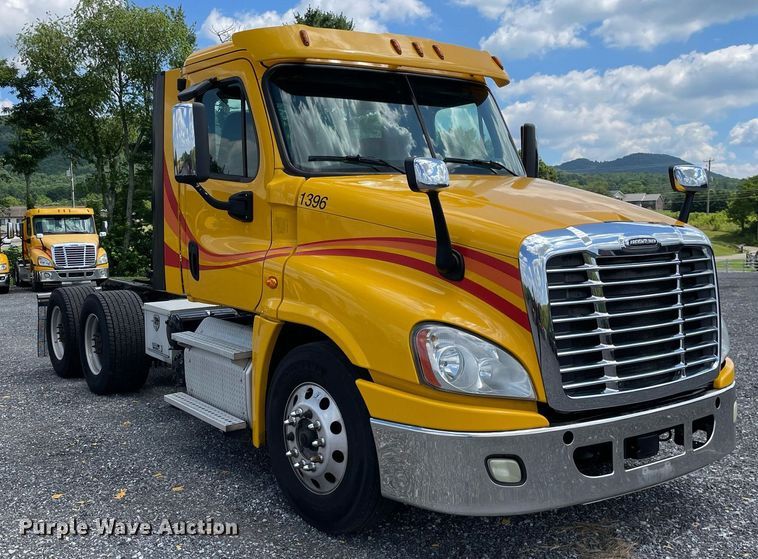 image for item DL3859 2016 Freightliner Cascadia 125  semi truck