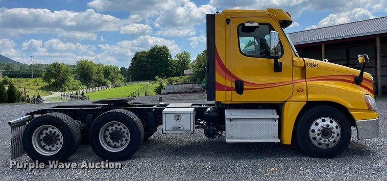 image for item DL3859 2016 Freightliner Cascadia 125  semi truck