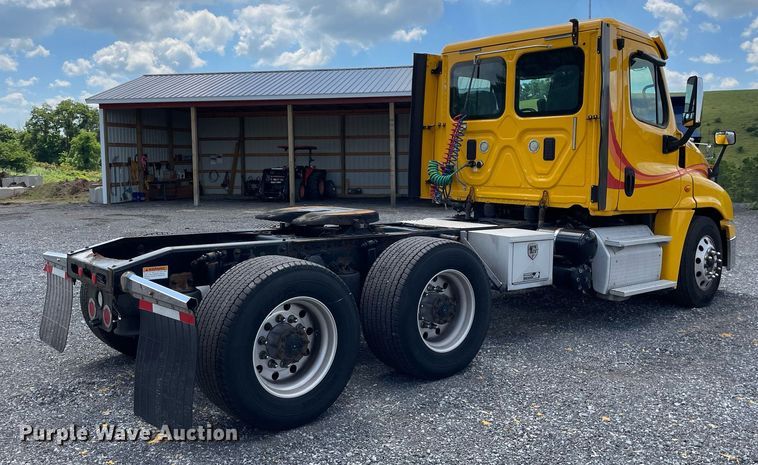 image for item DL3859 2016 Freightliner Cascadia 125  semi truck