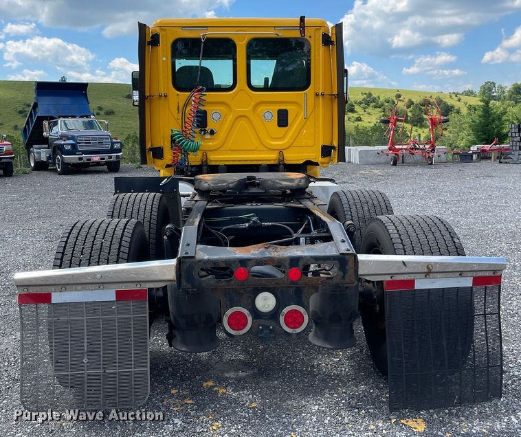image for item DL3859 2016 Freightliner Cascadia 125  semi truck