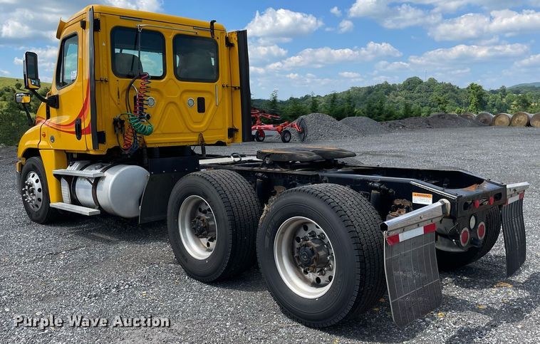 image for item DL3859 2016 Freightliner Cascadia 125  semi truck