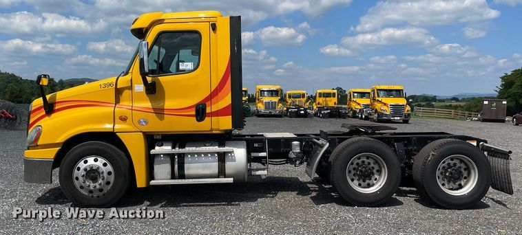 image for item DL3859 2016 Freightliner Cascadia 125  semi truck