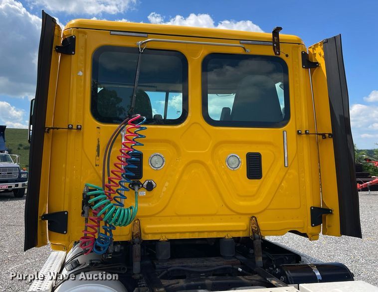 image for item DL3859 2016 Freightliner Cascadia 125  semi truck