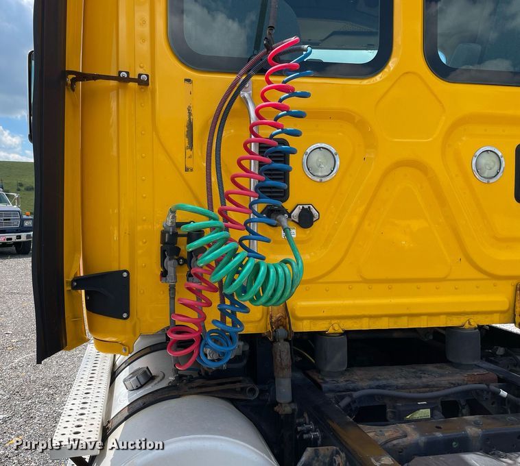 image for item DL3859 2016 Freightliner Cascadia 125  semi truck