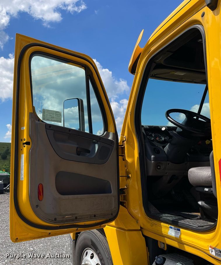 image for item DL3859 2016 Freightliner Cascadia 125  semi truck