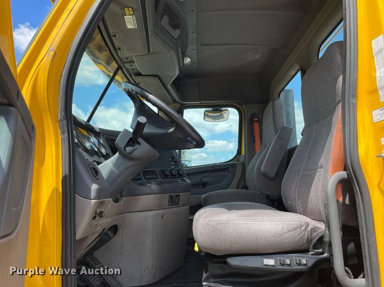 image for item DL3859 2016 Freightliner Cascadia 125  semi truck