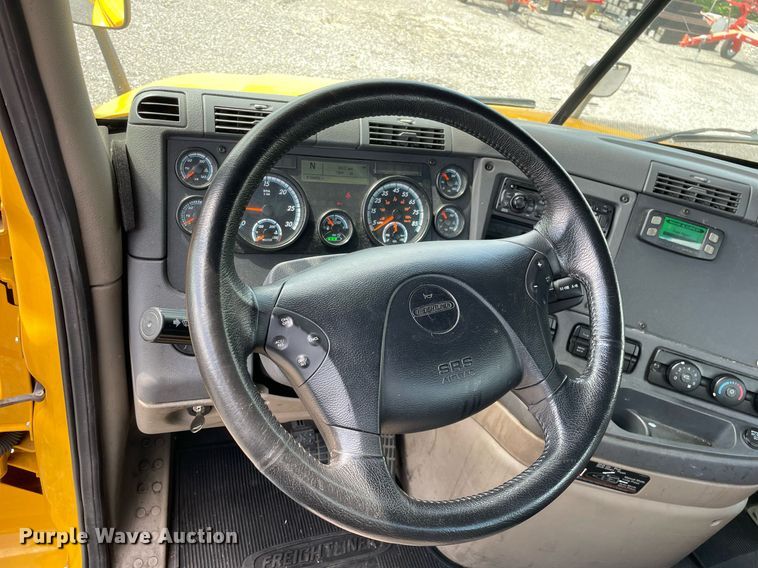 image for item DL3859 2016 Freightliner Cascadia 125  semi truck