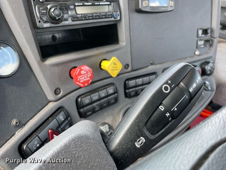 image for item DL3859 2016 Freightliner Cascadia 125  semi truck