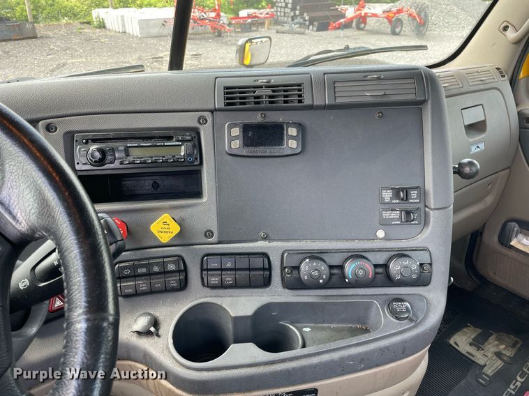 image for item DL3859 2016 Freightliner Cascadia 125  semi truck